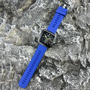 Eckige Quarzuhr mit blauem Silikonarmband und schwarzem Zifferblatt für den Alltag.