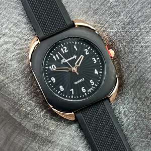 Quarzuhr Detail mit schwarzem strukturiertem Silikonarmband und Roségold Metallgehäuse.