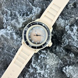 Lässige Silikonarmband Quarzuhr mit Farbverlauf Zifferblatt und drehbarer Lünette für Mode.