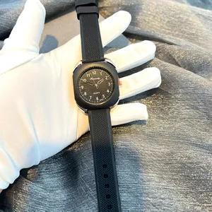 Schwarze Silikonarmband Quarzuhr mit rechteckigem Metallgehäuse und Ziffernblatt.