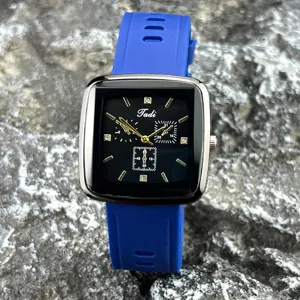 Detailansicht quadratische Quarzuhr, blaues Silikonarmband und klare Zifferblattmarkierungen.