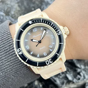 Nahaufnahme einer Freizeituhr mit beige Silikonarmband und Farbverlaufzifferblatt.