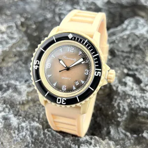 Detailansicht Quarzarmbanduhr mit beigem Silikonarmband, schwarzer Lünette und braunem Zifferblatt.