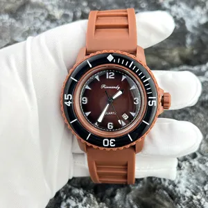 Detailansicht einer braunen Silikonarmband Quarzarmbanduhr mit schwarzer Lünette für Paare.