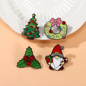 Nahaufnahme des süßen Weihnachts-Legierung Strass Brosche Set mit Baum, Kranz und Wichtel.