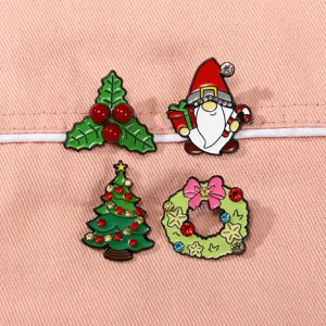 Festliche Weihnachtsbrosche Detailansicht mit süßem Weihnachtsmann und glänzenden Strasssteinen.