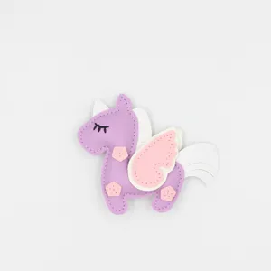Lindo colgante de bolso de cuero PU unicornio morado con alas rosas y bonitas costuras.