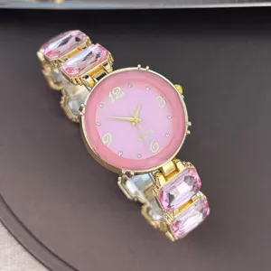 Elegante roze kristalen quartz armbandhorloge, ronde wijzerplaat in goudkleur.