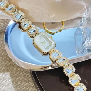 Atemberaubende quadratische Kristall-Armbanduhr für Damen, elegante goldene Luxus-Uhr.
