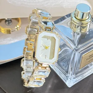 Detaillierte Ansicht der Luxus Mode quadratischen Damen Uhr mit funkelnden Kristall Kettengliedern.