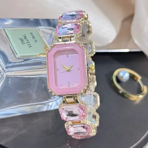 Elegante Damen Quarzuhr im quadratischen Design mit rosafarbenen Kristallsteinen Armband.