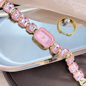 Detailansicht des rosafarbenen Edelstein-Uhrenarmbands mit luxuriösen Designelementen.