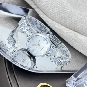Elegante Damen Quarzuhr mit Strass Schmetterling Armband Design in silberner Farbe Detail