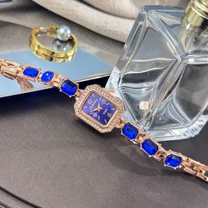 Nahaufnahme des eleganten quadratischen blauen Kristall-Strass-Armbands und Zifferblatts.