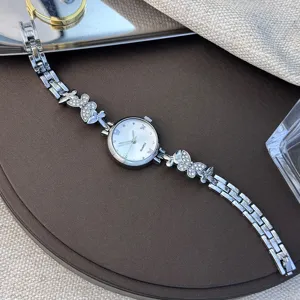 Damen Quarzuhr mit funkelndem Kristall Schmetterling Armband Design für elegante Looks.