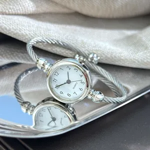 Silberne Krawattenarmbanduhr für Damen, elegante Quarzuhr mit weißem Zifferblatt und Ziffern.