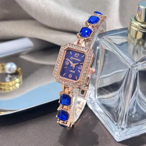 Elegante Damen Quarzuhr mit rechteckigem Zifferblatt, Strass und blauem Kristallarmband.