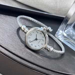 Silberne Armbanduhr mit Kabeldesign für Damen, minimalistische Quarz-Armbanduhr.