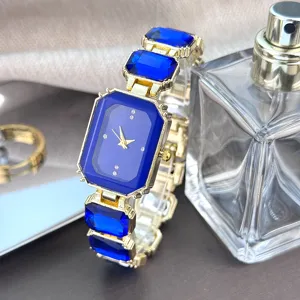 Elegante Damen Quarzuhr quadratisch mit blauem Edelstein Armband Gold Detailansicht