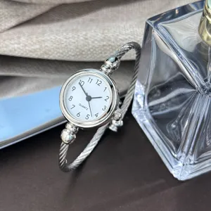 Silberne Armbanduhr für Damen, elegante Quarzuhr mit Draht Manschette Armband Armreif.