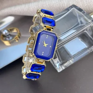 Detailansicht Damenuhr mit blauem Edelsteinzifferblatt und goldenem Kettenarmband