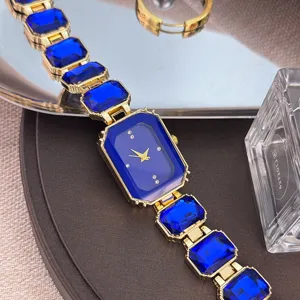 Luxus Damen-Quarzuhr mit quadratischem blauen Schmuckstein-Armband und goldenem Gehäuse.
