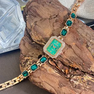Elegante Damen Quartzuhr mit grünem Kristallarmband und funkelnden Strasssteinen.