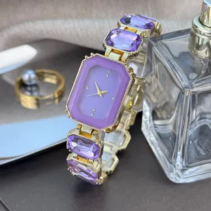 Luxus violett Kristall rechteckig Quarz Uhr mit goldfarben Armband, elegante Damen Uhr Detail.