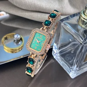 Detail des grünen Quarzarmbanduhr mit rechteckiger Strasslünette und Edelsteinarmband.