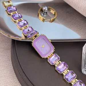 Detailansicht der lila Kristall Edelstein Gliederarmbanduhr mit quadratischem Zifferblatt für Damen.