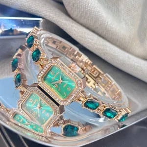 Detaillierte Ansicht der feinen grünen Schmuckstein Quarzuhr mit Roségold Kette und Strass.