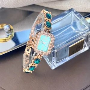 Exquisite rechteckige Quarzuhr für Damen mit grünem Edelsteinarmband und Diamantlünette.