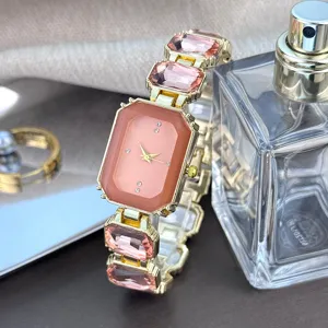 Elegante Damen-Quarzuhr mit quadratischem Zifferblatt und rosa Kristall-Armband.