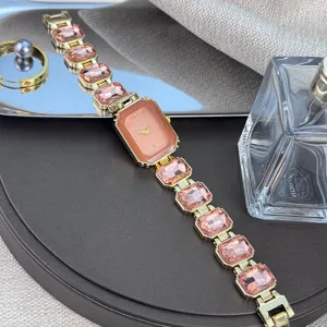 Elegante Damen Quarzuhr mit rosa Kristall Edelstein Armband, Luxus Mode Accessoire Detailansicht.