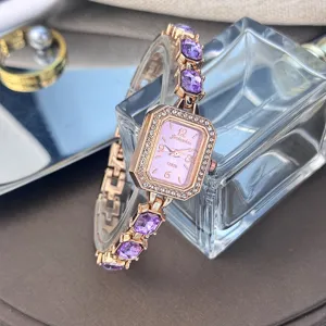 Elegante roségoldene Quarzuhr für Damen mit lila Schmucksteinen und funkelnder Strass Lünette.