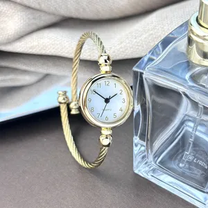Goldfarbene Kabel-Armreif-Quarzuhr für Damen, elegante minimalistische Damenuhr.