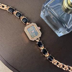 Exquisite rechteckige Quarzuhr mit schwarzem Edelsteinarmband und funkelnden Strasssteinen.