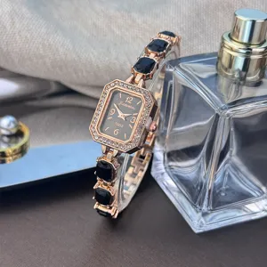 Exquisite rechteckige Strass-Quarzuhr mit schwarzem Kristallarmband für Damen.