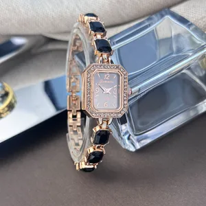 Detailaufnahme der exquisiten Quarz-Uhr mit Kristallen und schwarzem Schmuckarmband.