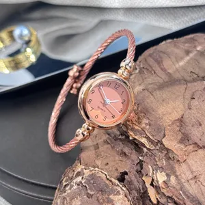 Elegante roségoldene Armbanduhr Quarz für Damen mit Drahtdrehriemen und rundem Zifferblatt.