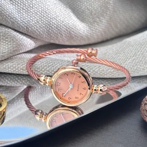 Exquisite kleine Roségold Armreif Quarzuhr für Damen, elegante minimalistische Damenuhr Modeschmuck.