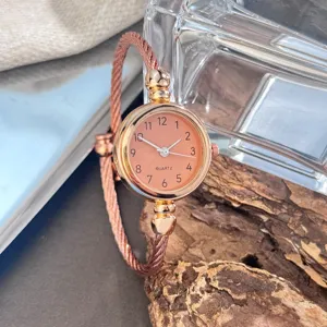 Zarte roségoldene Armbanduhr für Damen, elegante minimalistische Quarzuhr mit Spangenarmband.