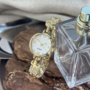 Damen Quarzuhr in Gold mit Schmetterling Armband, elegante Luxusuhr für Damen Alltag.