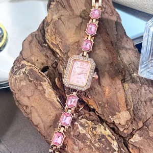 Nahaufnahme Detail der Damen Rosa Kristall Quarz Uhr mit edlem Edelstein Kettenarmband.