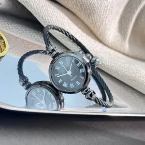Nahaufnahme Detail Damenuhr mit schwarzem Zifferblatt römischen Ziffern und silbernem Armband