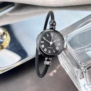 Schwarze Armbanduhr für Damen, stilvolle Quarzuhr mit gedrehtem Armband und römischen Ziffern.