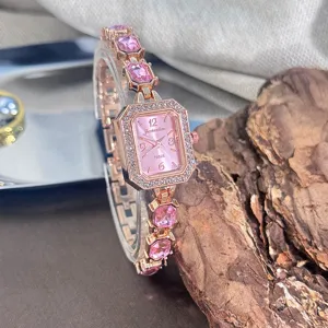 Nahaufnahme der luxuriösen Roségold-Quarzuhr mit rosa Kristallarmband und achteckigem Zifferblatt.