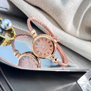Exquisite roségoldene Kabelarmbanduhr Detailansicht, elegante römische Ziffern und Quarzwerk.