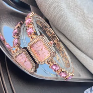 Elegante Roségold Damenuhr mit rosafarbenem Kristallarmband und funkelnder Strass-Lünette.