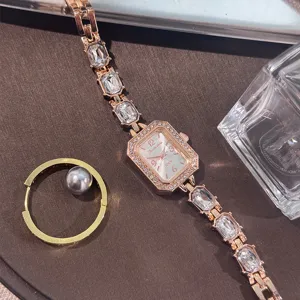 Exquisites roségoldenes Strass rechteckiges Quarzuhren Detail, glitzerndes Kristallarmband.